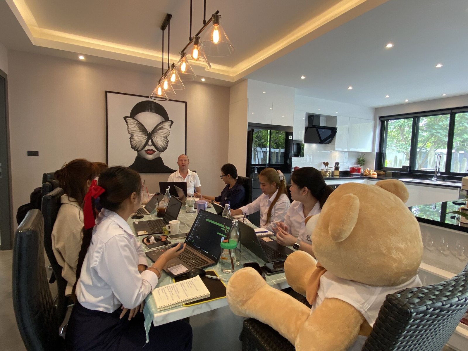 แม็กซ์ ตุ๊กตาหมี นั่งร่วมโต๊ะในการประชุมทีม 999